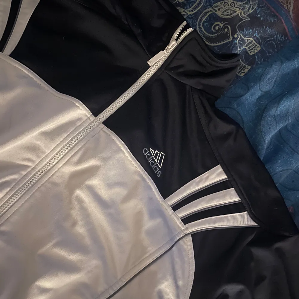 Zip up tröja, vintage adidas. Köpt här på plick *första bilden är hennes*. Bra skick. Marinblå och silver, den har fickor oxå.. Hoodies.