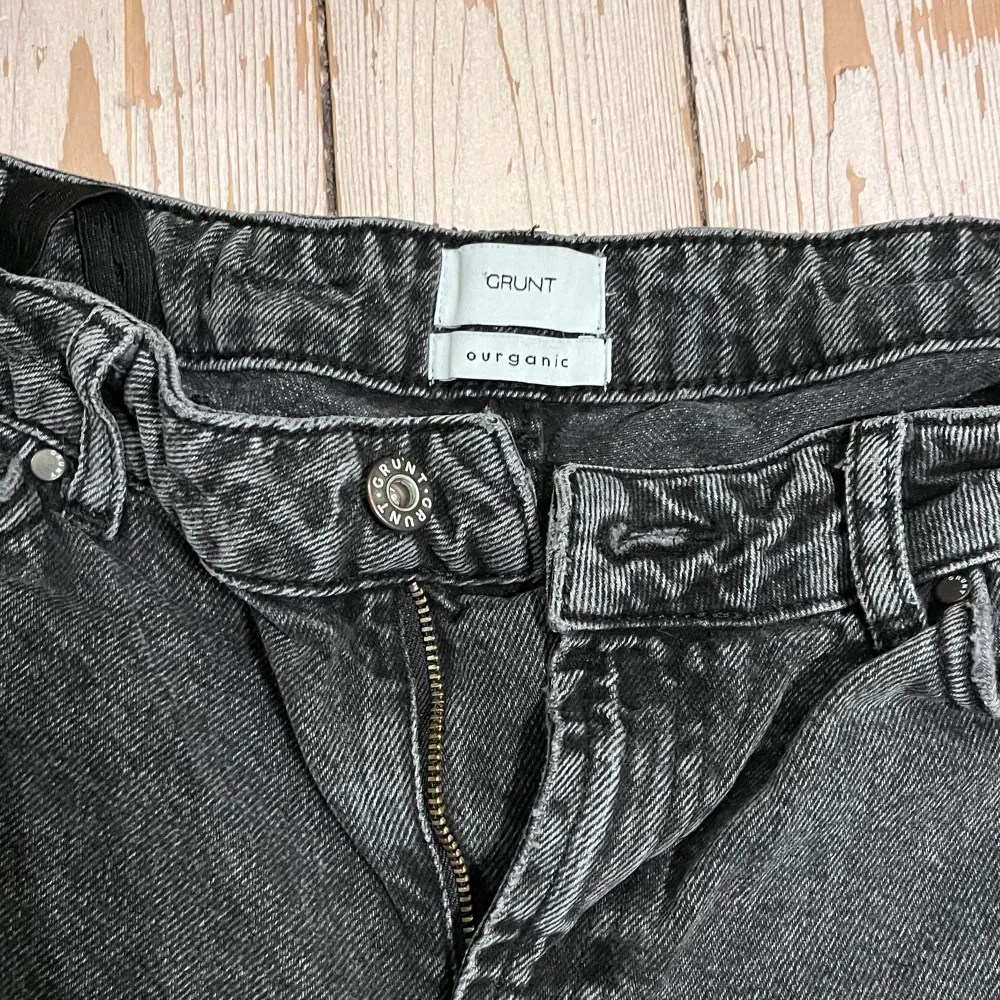 säljer mina gamla jeans som är för små! Storleken är W27 och färgen är dark grey men dom är nästan helt svarta! Modellen är street loose grunt! Skick 8/10 fint . Farkut & Housut.