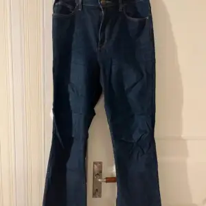 Ett par helt nya lee jeans som används 2 gånger, nyskick☺️ Bootcut