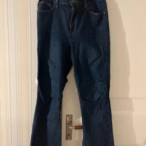 Jeans - Ett par helt nya lee jeans som används 2 gånger, nyskick☺️ Bootcut