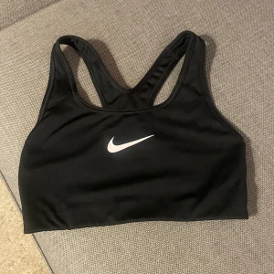 Nike sport topp  - Svart Niketopp i mycket fint skick. XS 