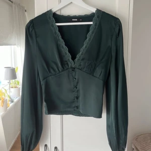 Grön blus - En super fin blus ifrån bikbok, mycket bra skick💕