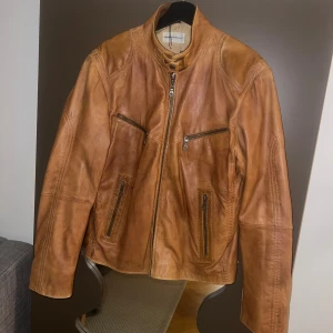 Cognacsfärgad skinnjacka  - Märke: rock’n blue  Storlek: L Skick: Bra  Säljer pågrund av att jag köpte hem flera olika jackor 