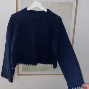 Contrast blue sweater - Mycket bra skick, använda fåtal gånger. Skicka meddelande om du vill ha fler bilder.
