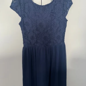 Fin mörkblå klänning -  Jätte fin mörkblå klänning med blomdetaljer som jag tyvärr växt ur. Köpt på Cubus, strl:158. Har inga skador💗 Jag har en likadan i rosa. Köp både den rosa och den mörkblåa och få dem båda för 150kr💞