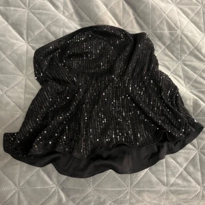 Glitter topp - Säljer denna fina glitter toppen i stl S💕💕perfekt att använda till fest💕