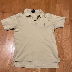 Polo piké  - Säljer nu denna riktigt schyssta pikétröjan från ralph lauren det står S(8) som storlek, skulle säga att det sitter som xs. Tröjan har små slitningar under armhålan, på bröstet samt vid höften, självklart är den äkta.