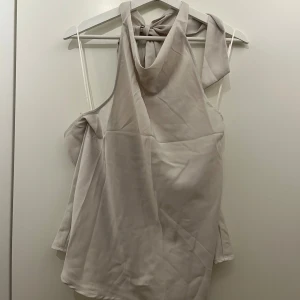 Fest topp - Superfin fest topp i beige/silver från bikbok. Aldrig använd, prislappen sitter kvar. 