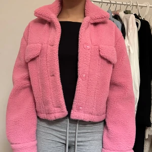 En jätte söt rosa jacka  - Rosa jacka, jätte varmt matrial på jackan. Ganska kort! 