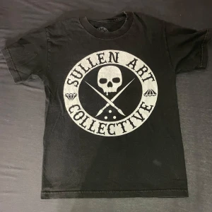 Svart grafic T-shirt - Så cool grafik tee från Sullen art!!! Använd ett fåtal gånger men i bra skick! Pris går att diskuteras!