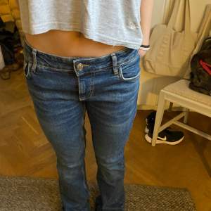 Säljer ett par sjukt snygga blå low waist bootcut jeans från Mango. Dem är jätte bekväma och inte använda alls mycket, den enda defekten är att det är lite uppslitet längst ner på en av benen(se sista bilden) Jeansen är i storlek 36💛