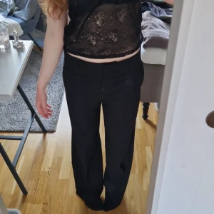 Kostymbyxor  - Säljer dessa kostymboxor då de är förstora på mig. Byxorna är anvönda ett antak honger men fortfarand emycket bra skick🤗