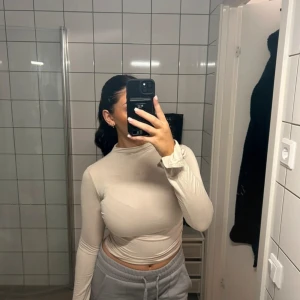 Långärmad soft touch topp/tröja från Ginatricot - Jättefin beige långärmad tröja med slits vid ärmarna och i nyskick!