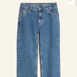 Ljusblåa jeans bikbok - Ett par superfina jeans från bikbok i storlek 28/32 som motsvarar M och är långa är 170  ( på bilden är dom mörkblåa, säljer ett par ljusblåa)som är köpt i november förra året för 699kr och säljs för 400kr🩷
