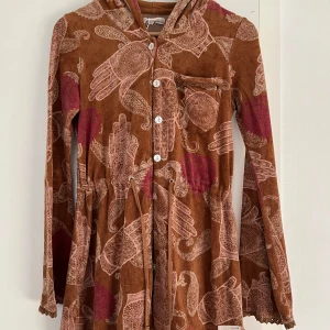 Odd Molly tunika/ hoodie - Mönstrad tunika/hoodie med luva🎈🎀 Velourmaterial! Odd Mollys storlek 1= Small (36) Knappt använd!