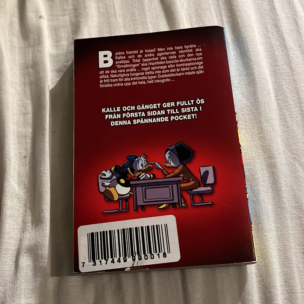 Säljer Kalle Ankas Pocket nummer 497 med titeln 'Dubbeldeckarns sista uppdrag?'. Boken har en färgglad framsida med Kalle Anka i detektivkläder. Perfekt för alla som älskar spännande äventyr med Kalle och gänget!. Böcker.