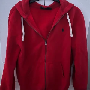 Ralph lauren tröja - Tjena, säljer nu denna Ralph lauren tröjan då den inte kommer till användning. Passar den som är runt 170-175. Hör av dig vid frågor. Pris kan diskuteras vid snabb affär!🔥😃