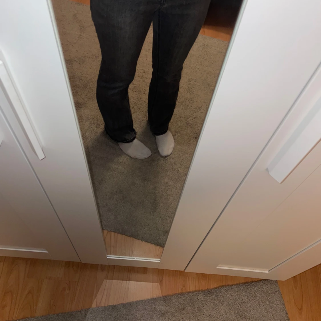 säljer utsvängda jeans - 1