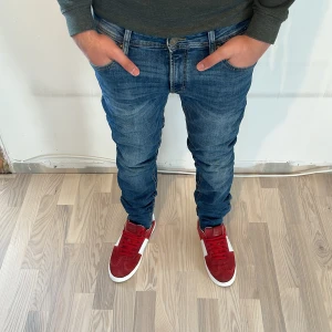  Jack & Jones Jeans - Hej! Säljer dessa nygga blå jeans från Jack & Jones med en snygg tvätt! Jeansen är i ett fint skick utan några defekter! Snygg blå färg som är lite ut fadeat och passar grymt till de mesta stilar! Jeansen som är i storlek W31 L34 passar perfekt på modellen som är 170cm och väger 62kg! Nypris: 699kr Skriv vid minsta intresse! 🤗Mvh DC 🔹