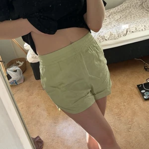 Ljusgröna shorts från H&M - Säljer ett par ljusgröna shorts från H&M. De är tunna och sköna på sommaren ☀️nästan aldrig använda 💚storlek xs men passar även mig som oftast har s