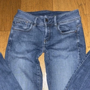 Lågmidjade jeans från G-Star RAW - Snygga blå vintage jeans från G-Star RAW köpta på 2000 talet men nästan aldrig använda då de är för stora. Storleken är 29/36 och modellen är skinny/straight!