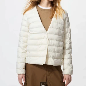 Svart jacka med knappar  - Hej säljer en jätte fin jacka från uniqlo bilder på den vita för fans inte bra bilder på den svarta på hemsidan❤️Den är helt ny bara testad jag råka ta bort prilslappen och nu går den inte att lämna tillbaka 😊