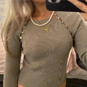 Snygg zara tröja - Intressekoll, kom med prisförslag!💕den är typ grå/brun/grön/beige 