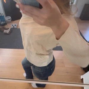 Beige tröja från Saint Tropez - Beige stickad tröja från Saint tropez  i strl S. Ribbat längst armarna, bra skick. Oanvänd