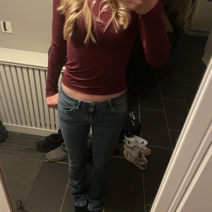 Lågmidjade bootcut jeans  - Lågmidjade bootcut jeans från Zara. Endast använda ett fåtal gånger så mycket bra skick. Storlek 36. Skriv gärna vid frågor! 🥰