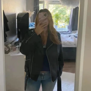 Skinnjacka nelly - Skinnjacka ifrån Nelly, märket missguided. Bältet är fastsytt💗