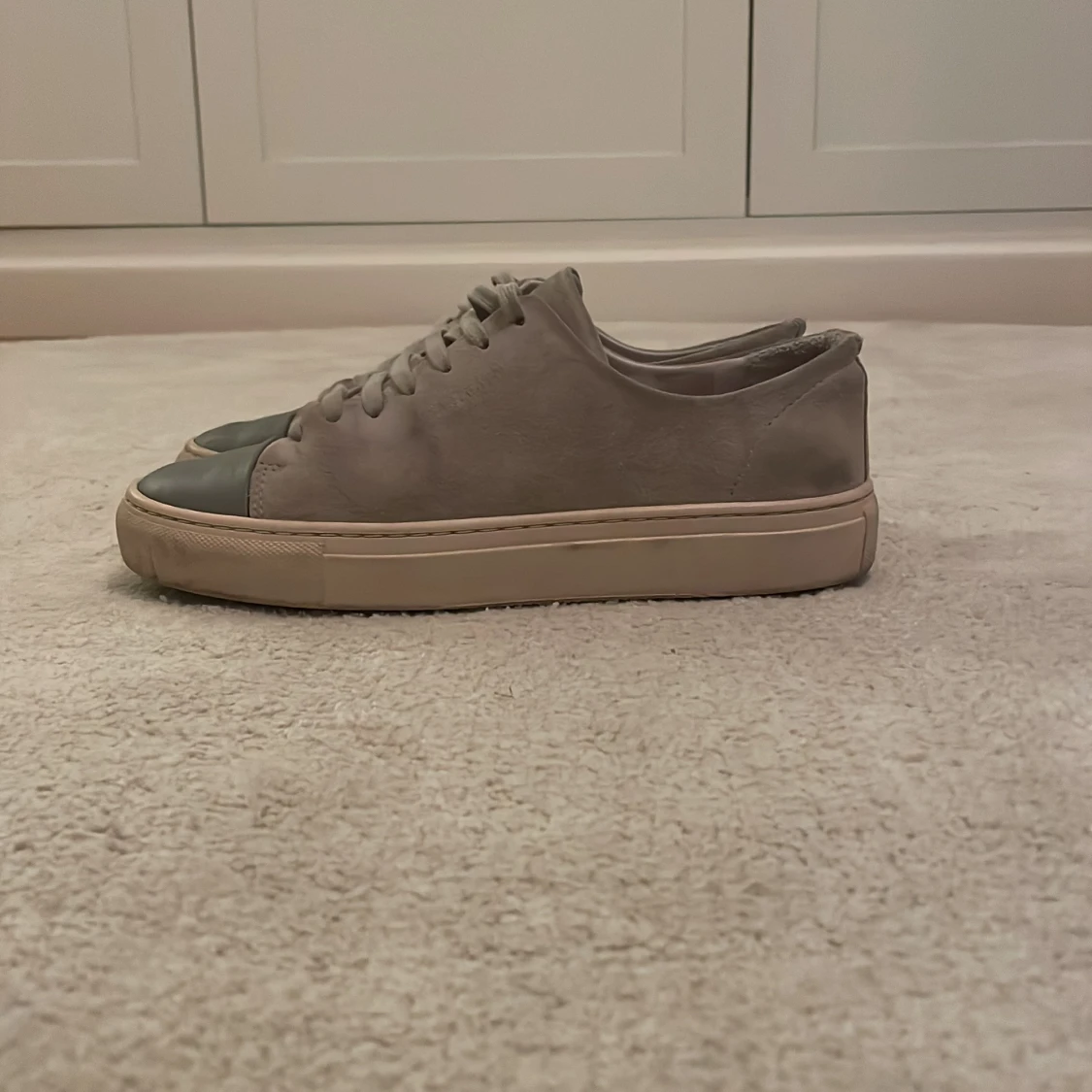 Gråa Axel Arigato sneakers  - 1