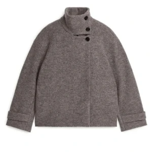 Arket ullkappa - Säljer min arketkappa, har 2 igensydda hål i innertyget, inget som varken syns eller märks. Allmänt i fint skick och köptes för 1990 kr, strl 34. Skriv för egna bilder 💗🥰