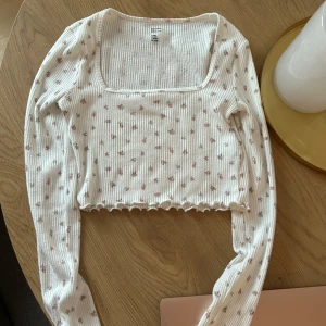Söt pyjamastopp blommig crop top från Hollister Gilly hicks XXS - Mjuk skönt tyg