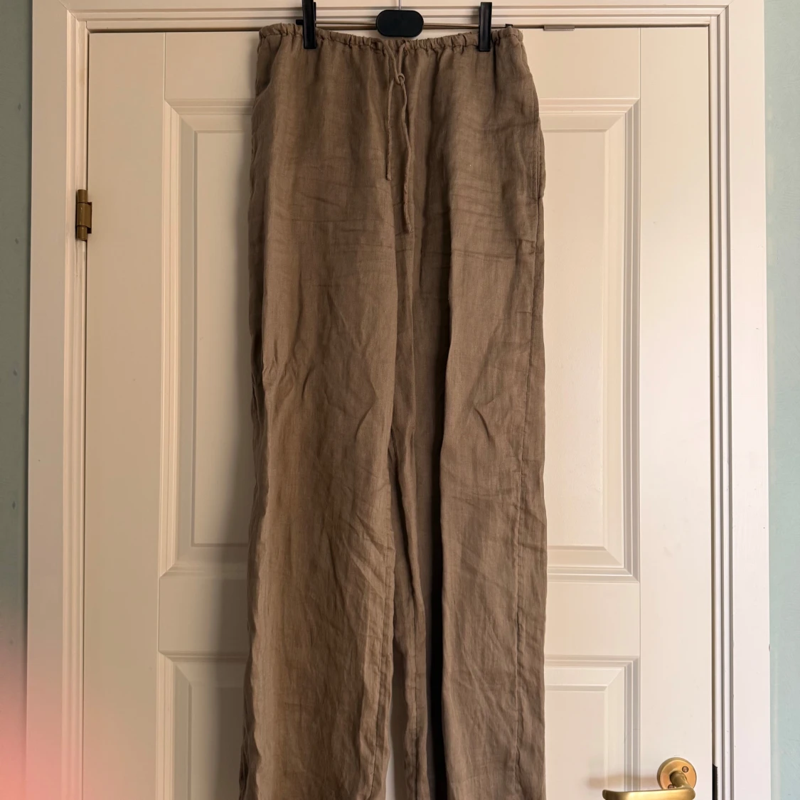 Beige linnebyxor med snörning