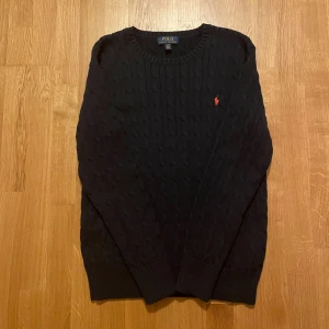 Kabelstickad Ralph Lauren tröja - Kabelstickad Ralph lauren i nyskick, använd enbart en gång, storleken XL barn storlek (18-20 år) motsvarar S i vuxen storlek. Hör av vid intresse! Priset kan diskuteras!