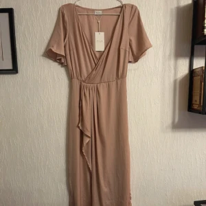 Maxiklänning med prislapp - Stor garderobrensning♻️Se gärna mina andra annonser. Pris går att diskutera vid flerköp🌸