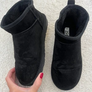Svarta låga ”fejk” uggs  - Ett par söta svarta låga ”fejk” uggs. Använda max en gång. Skriv gärna för mer bilder, mått och funderingar🩷