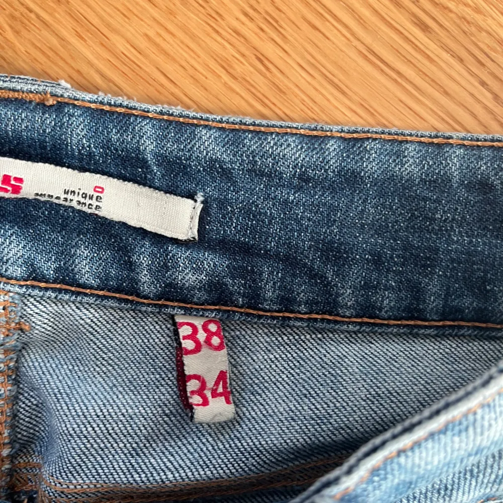 Superfina jeans från only. Köpta second hand. Lågmidjade och utsvängda. Storlek 38 och längd 34. Skulle säga att de sitter som s/m. Priset går att diskutera 💞. Farkut & Housut.