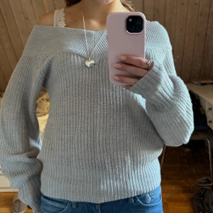 Ljusgrå stickad offshoulder tröja - Söt stickad offshoulder tröja, från Gina Tricot i xs, pytte lite nopprig i tyget💓💓 