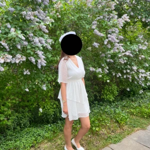 Vit klänning - Säljer en söt vit klänning med v-ringning och ett fint mönster. Perfekt för student, examen eller sommarens alla tillfällen!🌸Endast använt en gång.