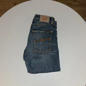 Nudie jeans - Säljer dessa riktigt snygga nudie jeans i toppskick! Använda kanske 3 gånger👌 öppen för frågor 