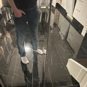 Replay anbass  - Säljer ett par feta replay anbass i storlek 30:32. Dem är hyfsat använda och slitningen i benet har jag själv gjort från ett hål. Väldigt unik färg på brallorna