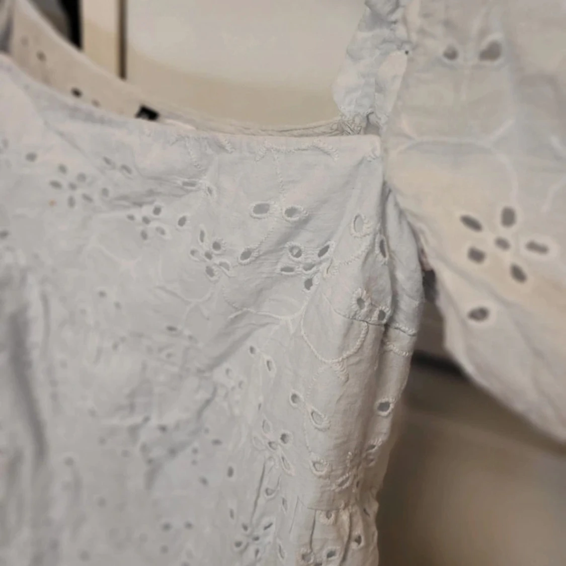 Vit klänning med puffärmar