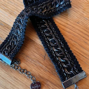 Choker-halsband från Hard Rock Couture! - Vackert och välgjort choker-halsband från Hard Rock Couture. Mått: 30 cm (+9). Endast använt vid ett tillfälle. Perfekt skick.