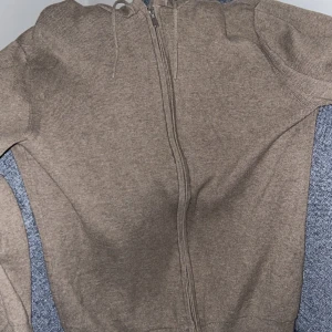 Brun tröja med zip - Brun tröja med zip, perfekt till hösten säljes då den inte används. Använd 1 gång sen jag köpte den. 