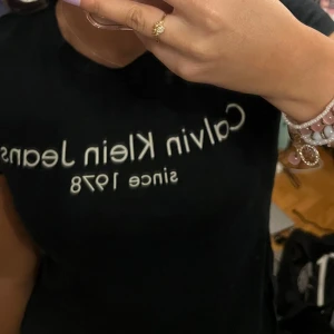 Svart t-shirt från Calvin Klein Jeans - Snygg svart t-shirt från Calvin Klein Jeans med tryck 'since 1978' på framsidan. Perfekt för en casual look. Tillverkad i mjukt material för extra komfort.