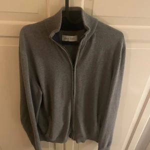 Grå kofta från Pier One - Säljer en stilren grå kofta från Pier one, hör av dig vid frågor!