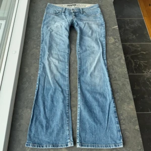 Lågmidjade jeans  - Så snygga lågmidjade jeans som tyvärr inte passar mig och har därför ingen bild på! Midjemått tvärsöver är 40cm, midjehöjden är 19cm och inerbens längden är 79cm💕