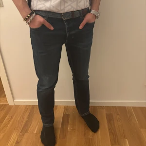 Mörkblåa Jeans - 10/10 skick, köpt för någon månad sen ifrån VOLT på NK, asskön passform