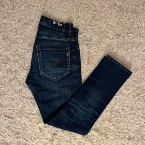 Dondup Georg Jeans - Säljer nu dessa Dondup Jeans, modell Goerg. Skick 8/10 inga defekter. Nypris 2500kr men säljer dem för 899kr. Hör av dig vid minsta fundering.